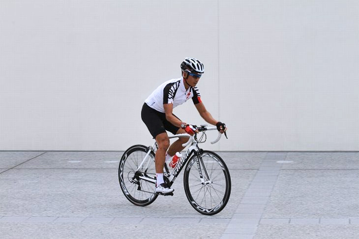 竹谷さんが自転車に乗っている画像