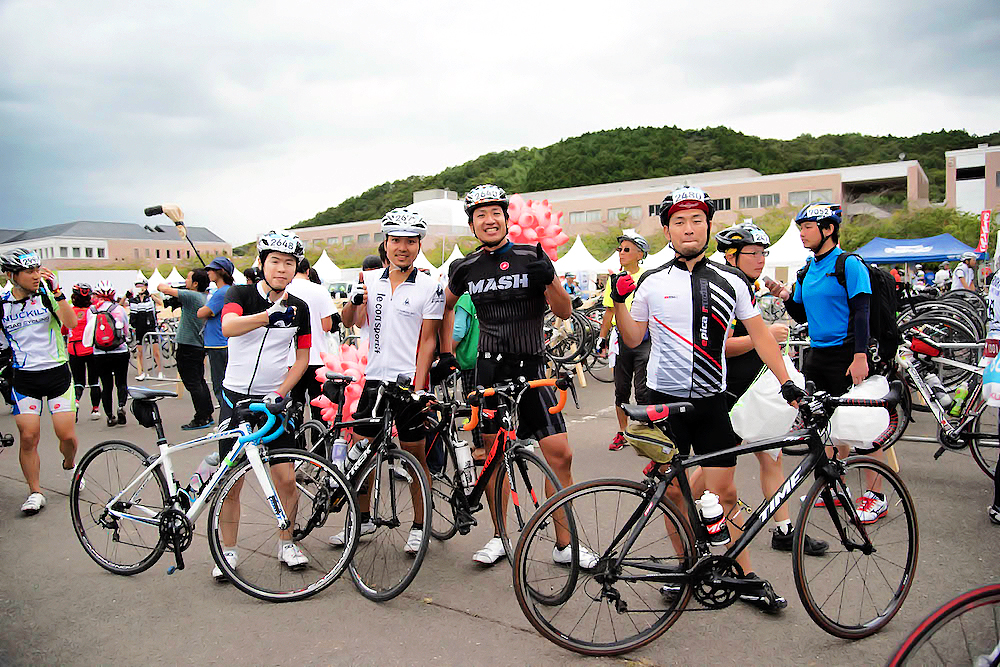 写真:会場で自分の自転車とともに並ぶライダー達