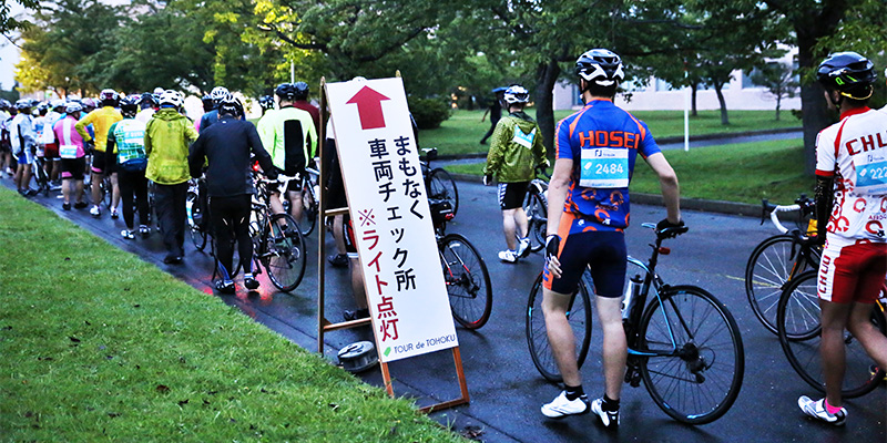 スタート前の車両のチェックの様子