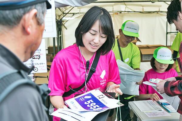 写真:受付でゼッケンを渡すクルー