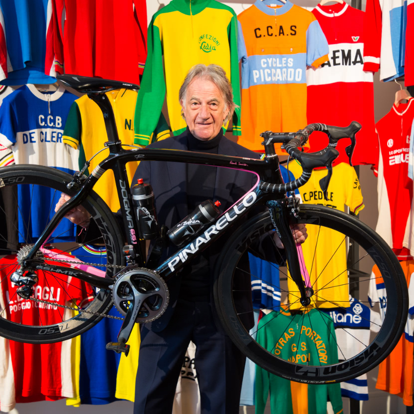 自転車を持ち上げるポール・スミス氏の写真