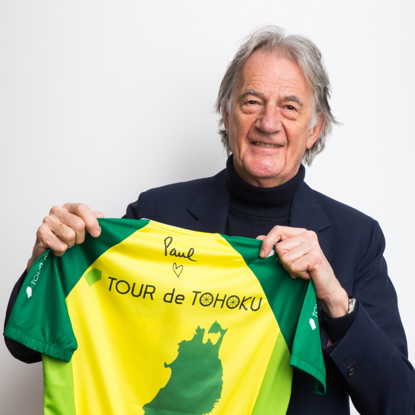 サイクルジャージを手に持つポール・スミス氏の写真