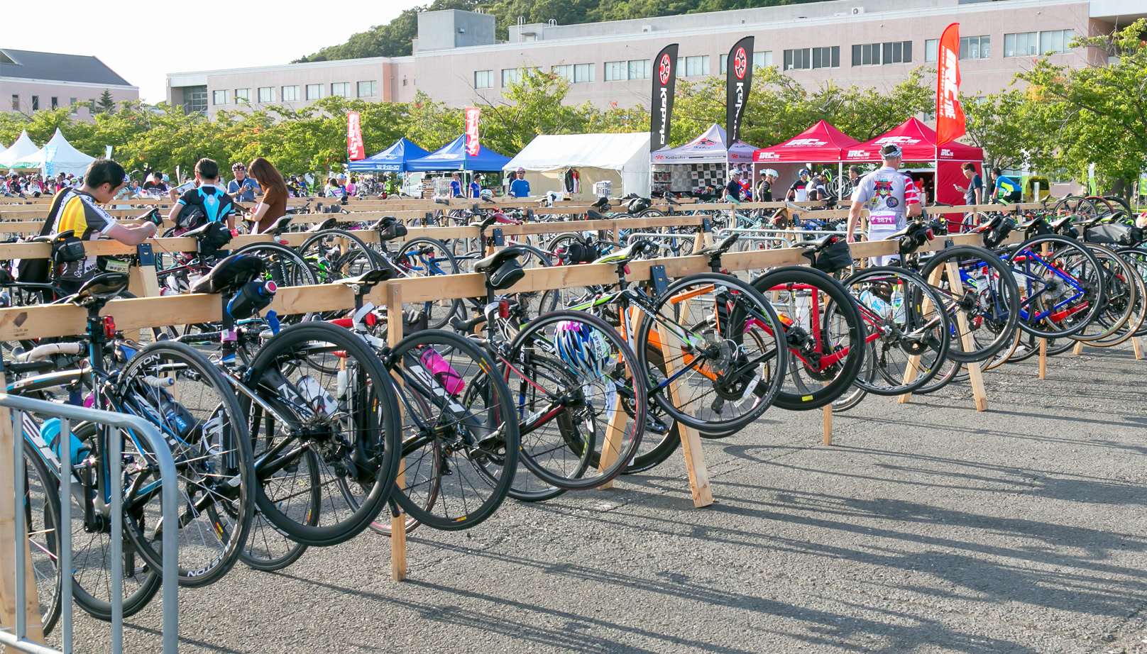 写真:サイクルクロークで自分の自転車を預けているライダー達