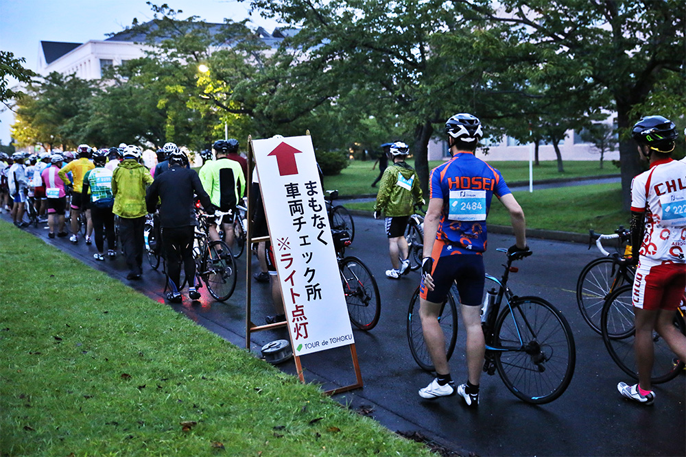 車両チェック所に並ぶライダー達の画像