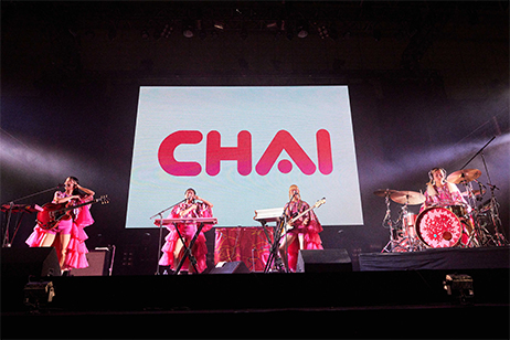 CHAIのメンバーが舞台（ぶたい）で演奏（えんそう）する写真（しゃしん）