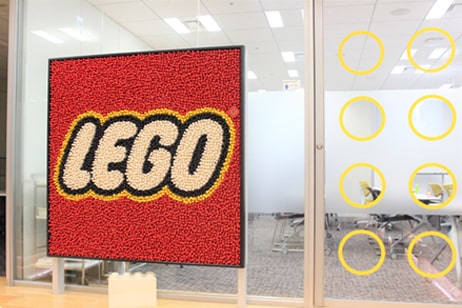 レゴブロックで作（つく）られたレゴ社（しゃ）のロゴの写真（しゃしん）