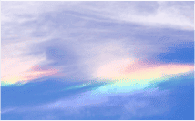 青空（あおぞら）の中（なか）に虹（にじ）が広（ひろ）がる写真（しゃしん）