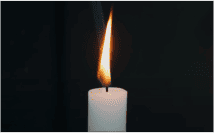 火（ひ）のついた１本（ほん）のろうそくの写真（しゃしん）