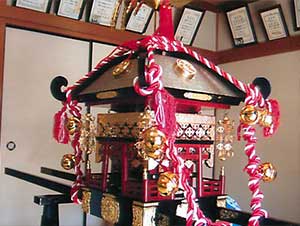はっぴ着て、おみこし担いで、引き渡し