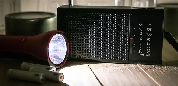 懐中電灯とラジオの写真