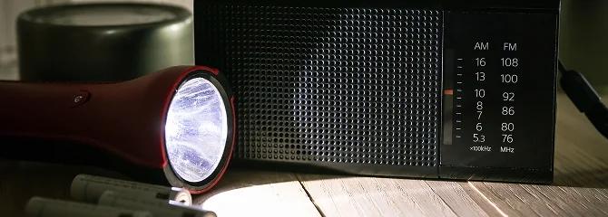 懐中電灯とラジオの写真
