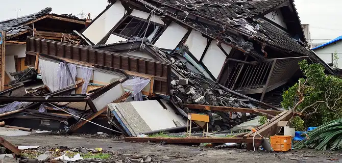 倒壊した建物の写真