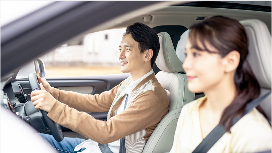 試乗車に乗っている男女