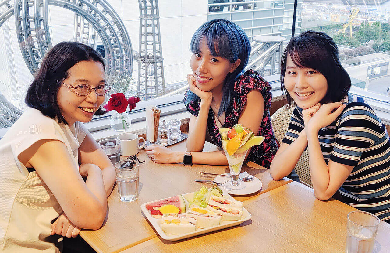 母(左)、姉・絵美さん(真ん中)と(写真提供:草野美木)