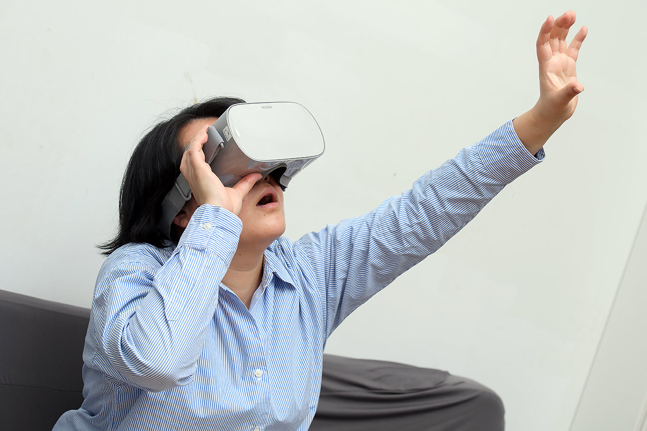 VRゴーグルに現れた映像に驚く筆者