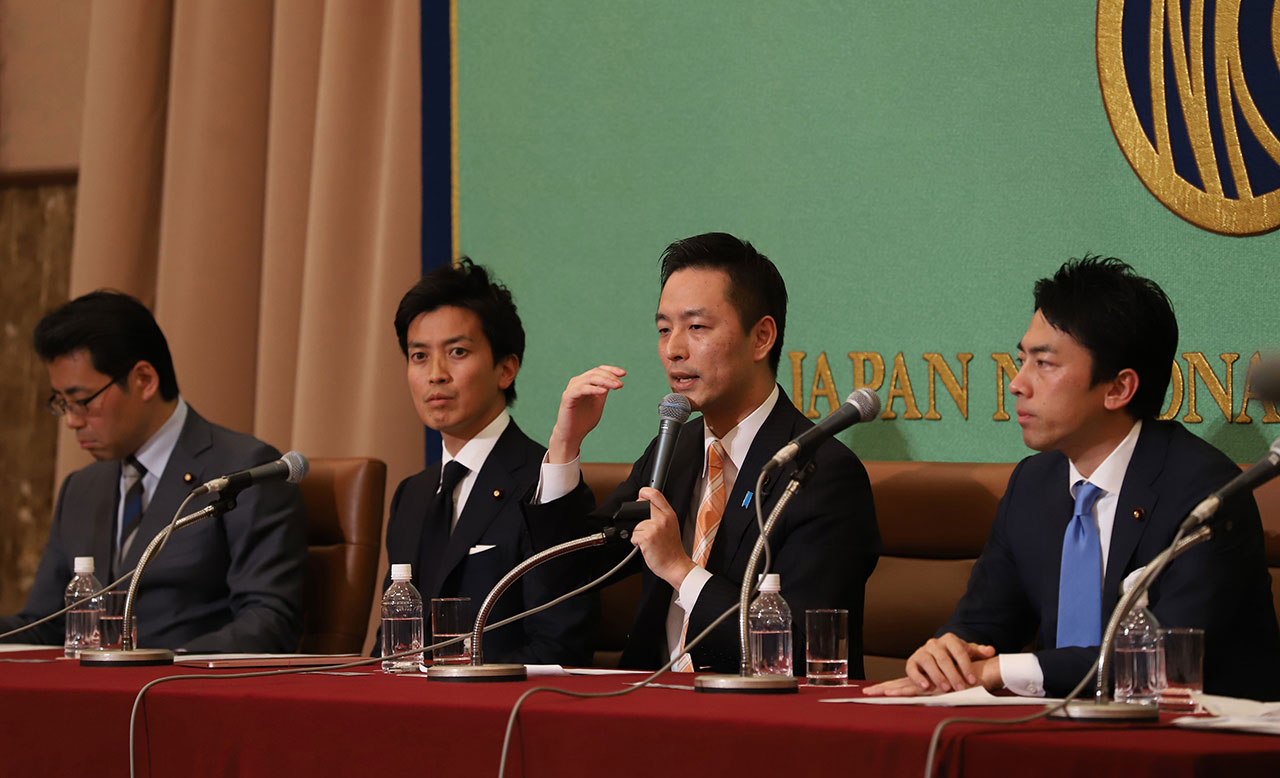 日本記者クラブで国会改革について説明する村井議員（2018年12月　写真：つのだよしお／アフロ）