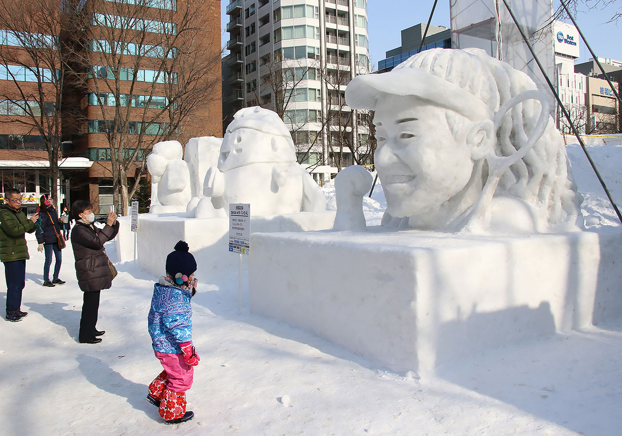 今年の「さっぽろ雪まつり」は2会場で273万人が訪れた(写真:つのだよしお/アフロ)