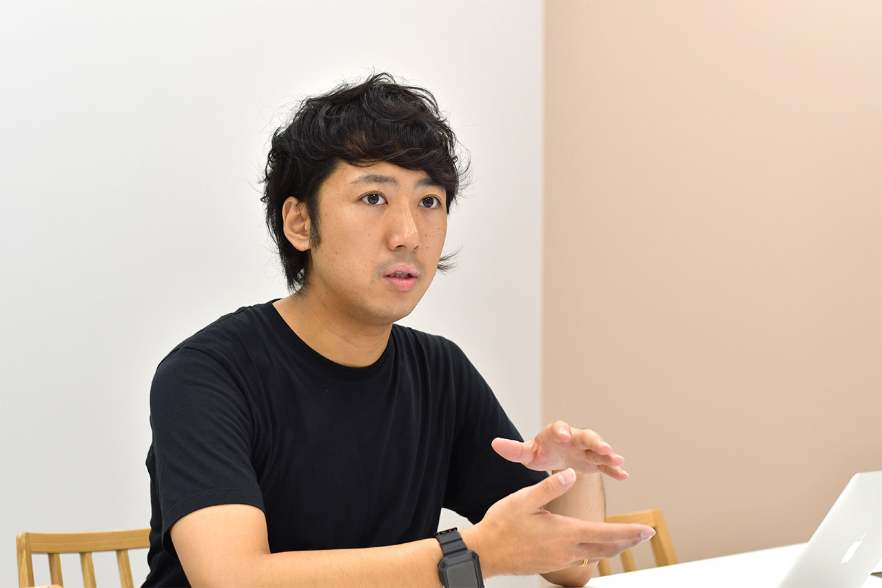 インタビューに応じる寺久保拓摩さん