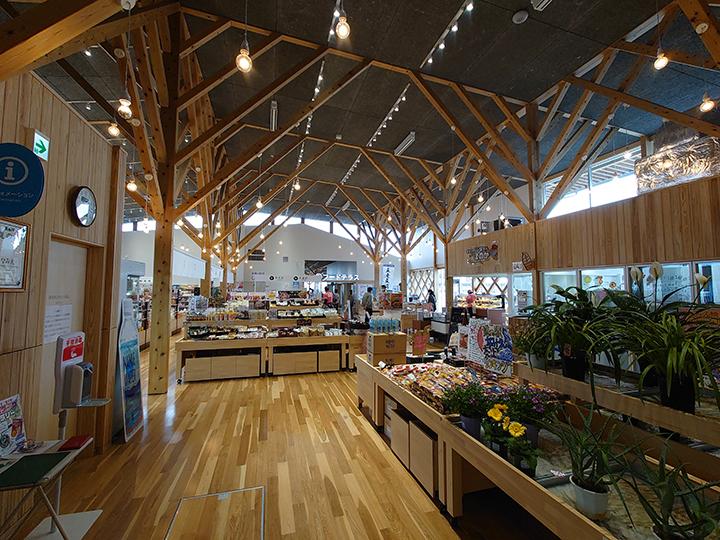 明るい店内で福島県産の生鮮食品を多数取り揃えている