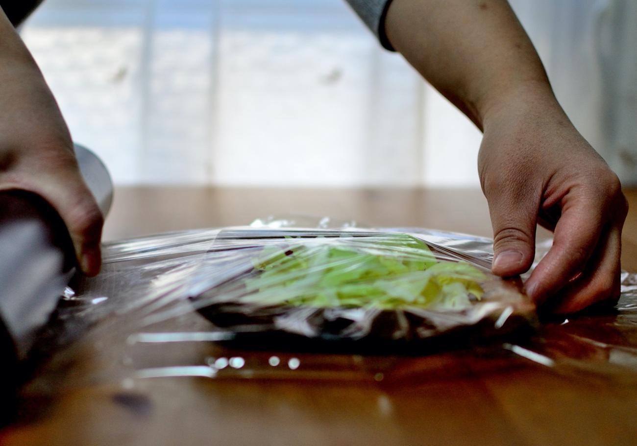食べられるラップ 牛乳 野菜 海苔から作るラップで廃プラスチックを減らす Gyoppy ギョッピー 海から 魚から ハッピーをつくるメディア Yahoo Japan