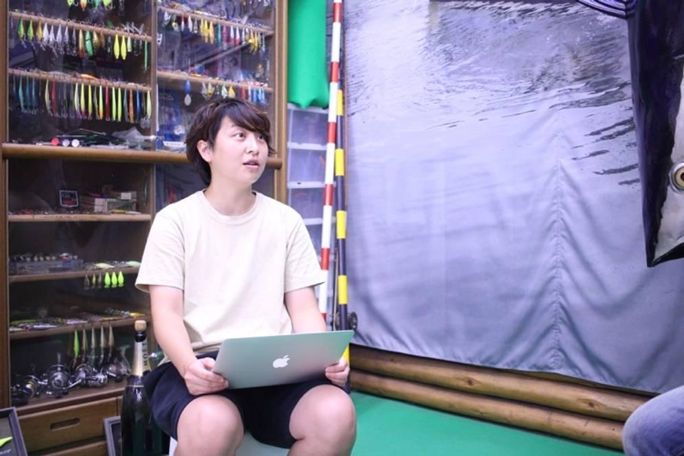 驚きの表情の八木