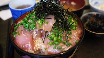 渋谷で100年続く“魚屋ランチ”が最高！80歳の名物店主がふるまう「天然ブリ丼」を食べてきた