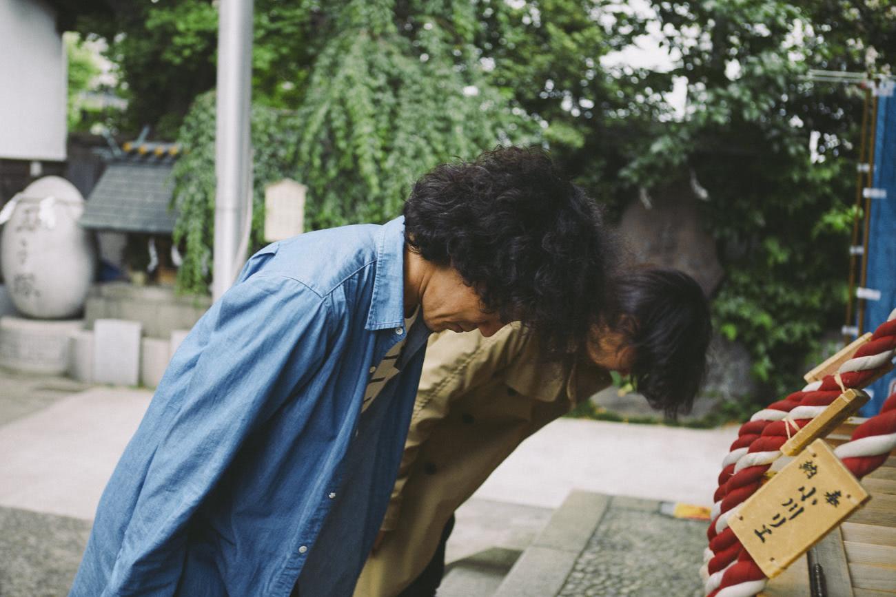 神社で礼をする柿次郎と長谷川