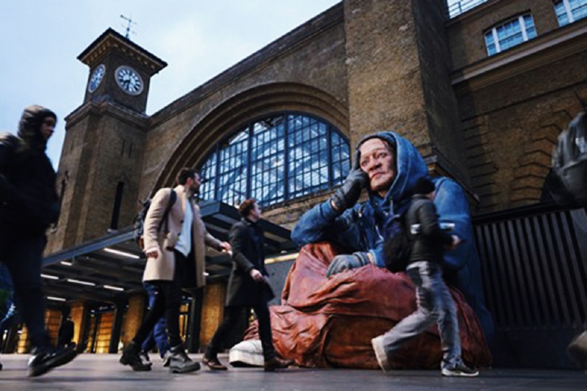 ホームレス問題から目を逸らさぬように。ロンドンの駅に突如現れた巨大彫刻