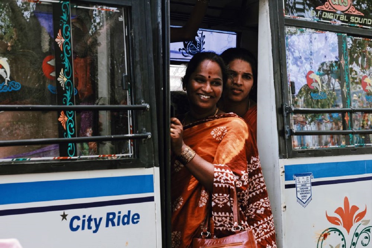 インドで女性のバス乗車が無料に。背景にある、深刻なジェンダー格差