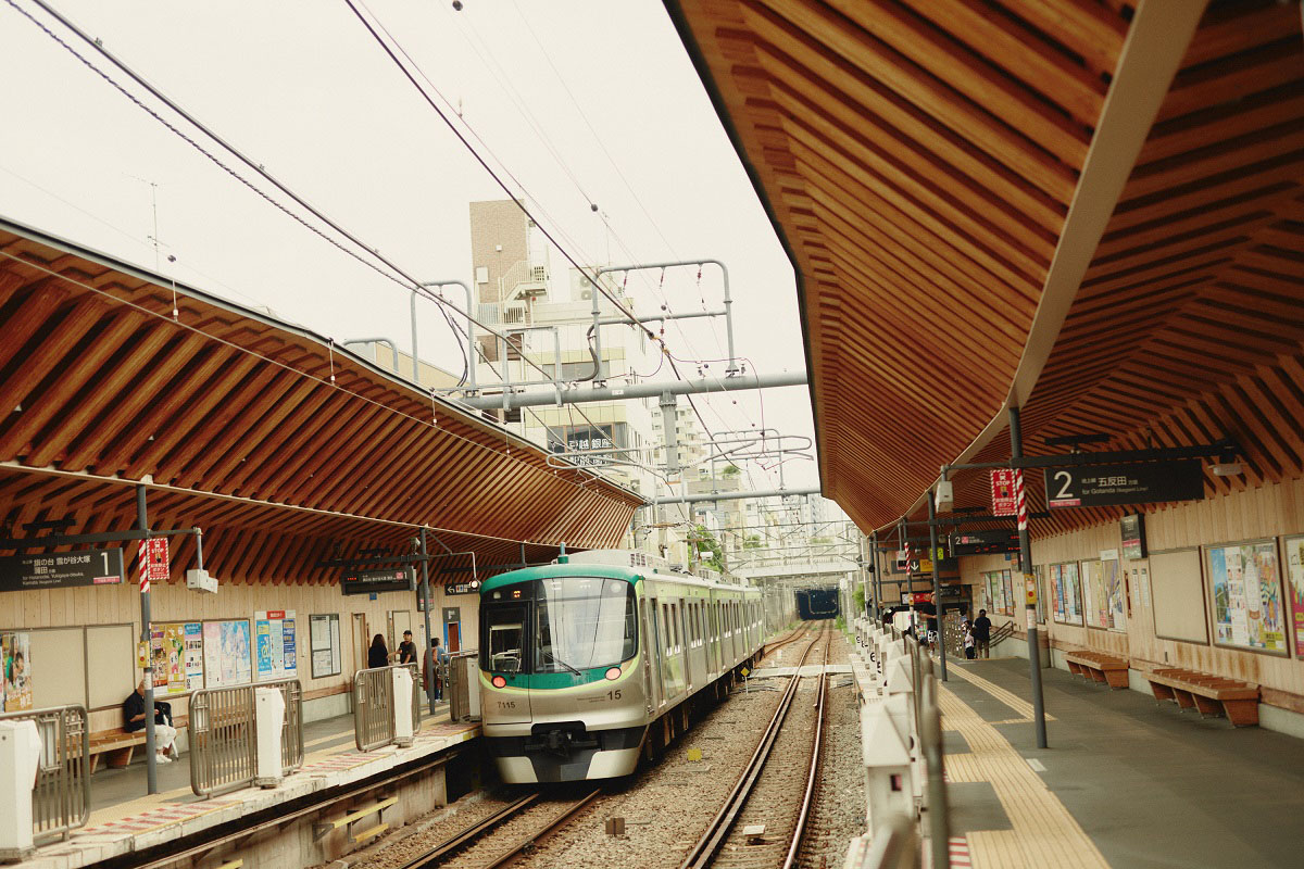 東京の真ん中に生まれた「木の駅舎」が地域をつなぐ。リニューアルされた戸越銀座駅が守り残したもの