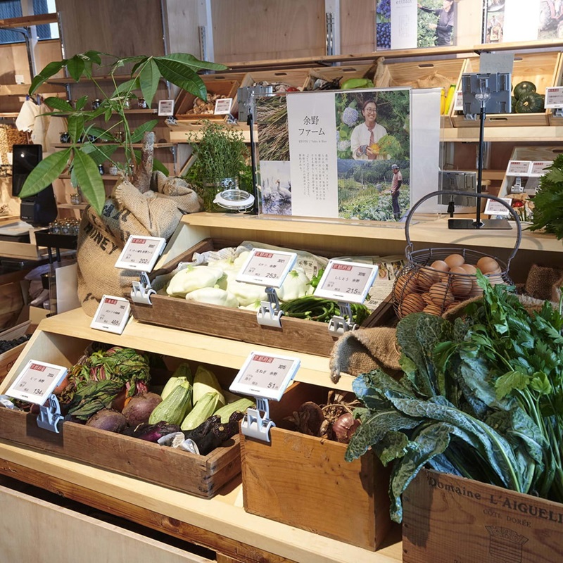 斗々屋本店・京都店では、野菜や果物、調味料や冷凍食品など700品目ほどをパッケージなしで販売する。