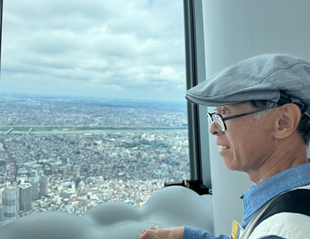東京スカイツリーでの国近斉さん(提供:NPO法人ふらっとコミュニティ)