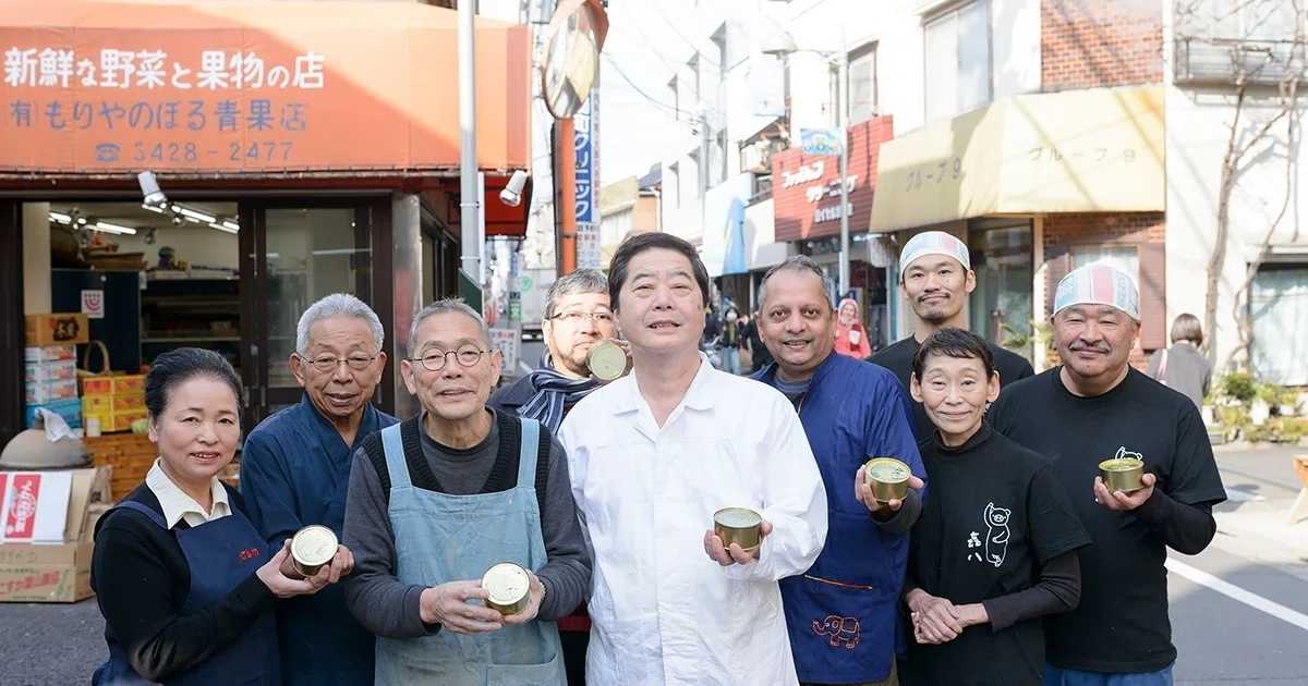 経堂商店街のみなさん。手にはサバ缶が。 提供: さばのゆ