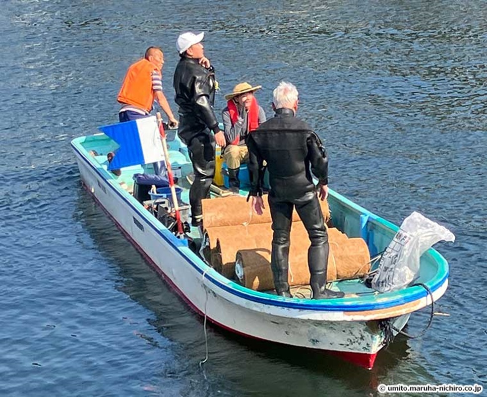 完成したロールをダイバーが海まで運んでいます