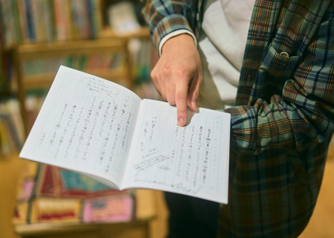 本棚には、本だけではなくノートが置かれ、オーナーと利用者がやりとりするシーンもよく見られます。