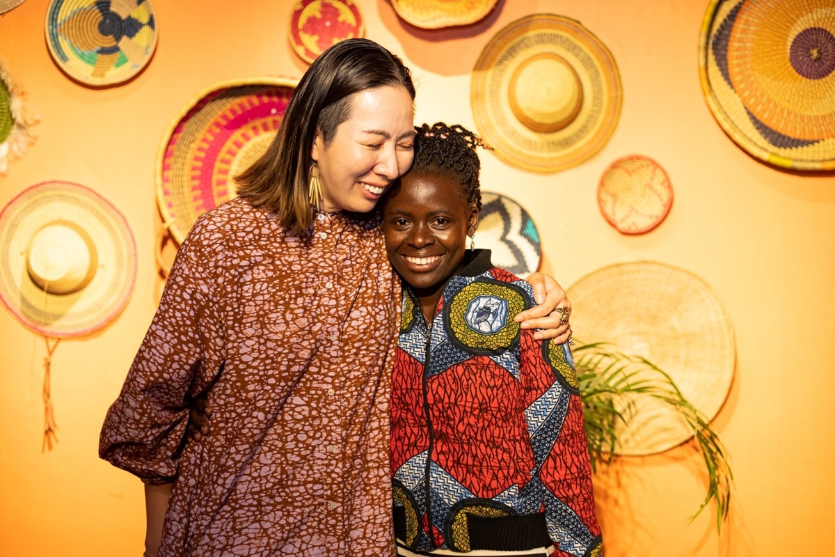 一緒に活動している仲間（スラム在住のセリーン）と坂田さん