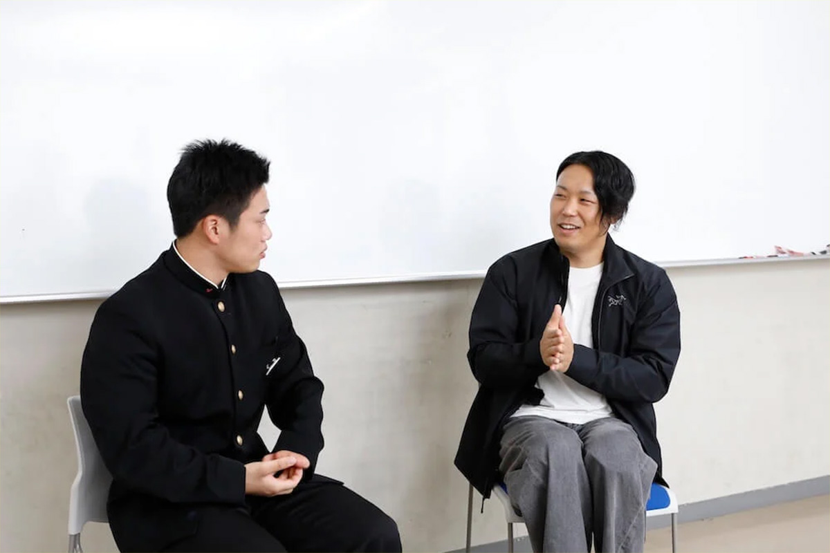 挫折にまつわる森選手（右）の話に、真剣な眼差しで耳を傾ける横山選手