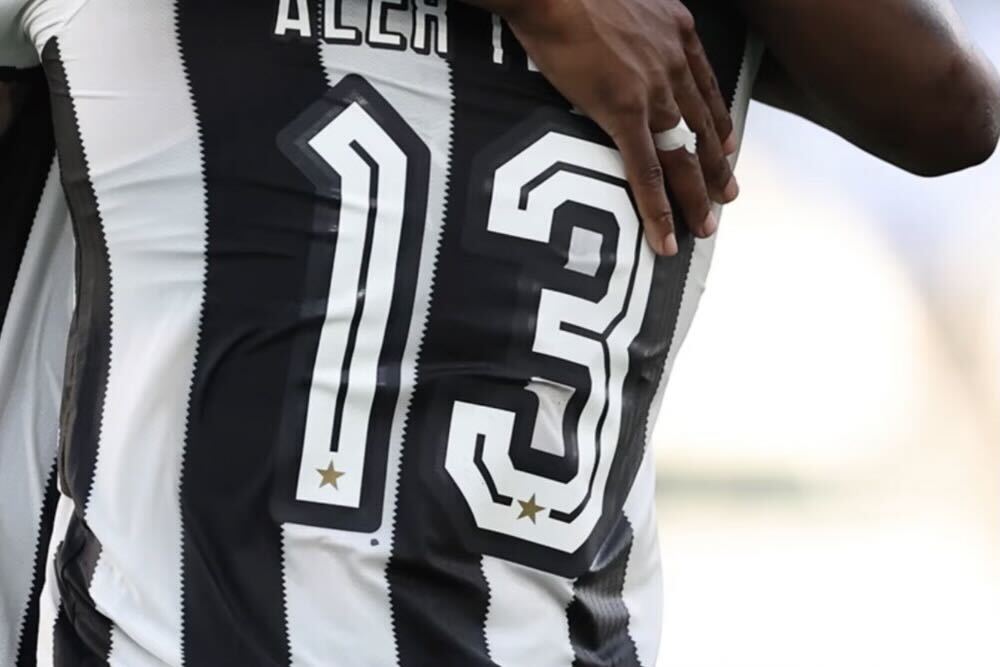 サッカーユニフォームのデザインに隠された、命をつなぐ「黒い点」の意味