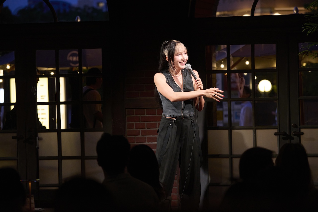 スタンダップのライブで会場を沸かせる現在のユリエさん
