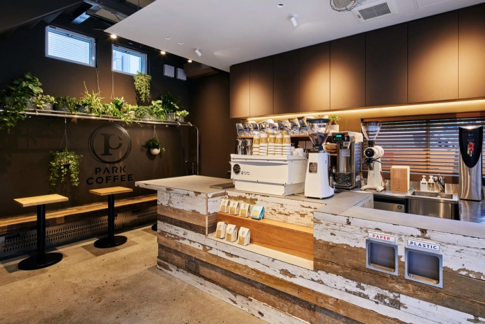 品川区大井町のカフェ「PARK COFFEE」の天板・カウンターに「ステーションウッド ボード ホワイトペイント」を使用(提供:東急㈱)