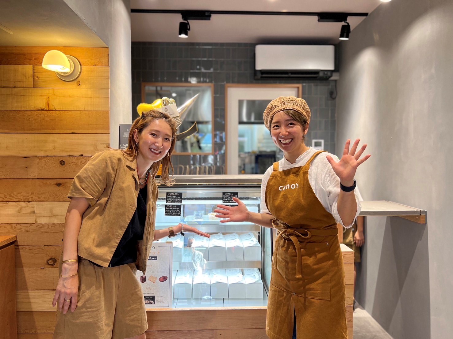 池上駅から徒歩3分の場所で、お菓子屋さんとヘアサロン「cano's & Sally」を営む姉妹の棚町早帆さん(左)と片岡花乃さん(右)。幼少期から池上駅の駅舎に馴染みがあり、東急電鉄の古材活用を知ったことから店舗内装に導入した(提供:東急電鉄株式会社)