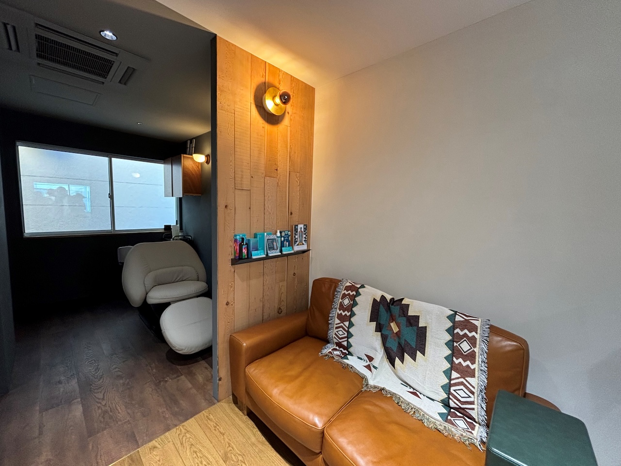 棚町さんのヘアサロン「Sally」では、内装の一部にSTATION WOODを使用(提供:東急電鉄株式会社)