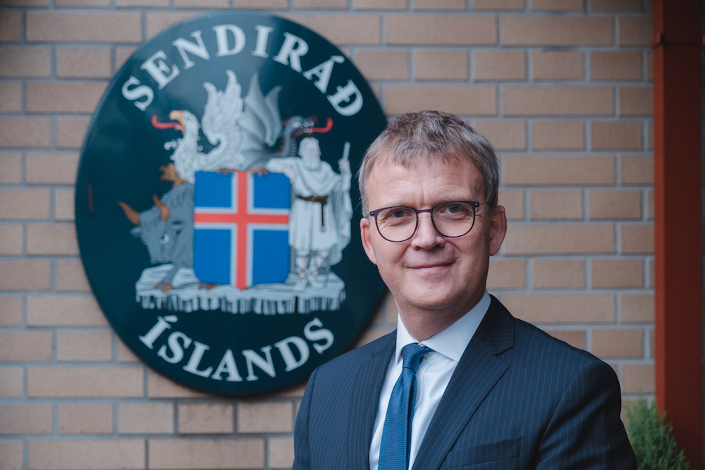 大使館前で微笑む駐日アイスランド大使