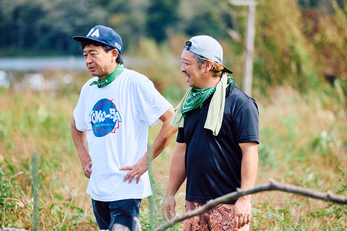 城島さんと畑を見学するニッケイファームの大竹さん。