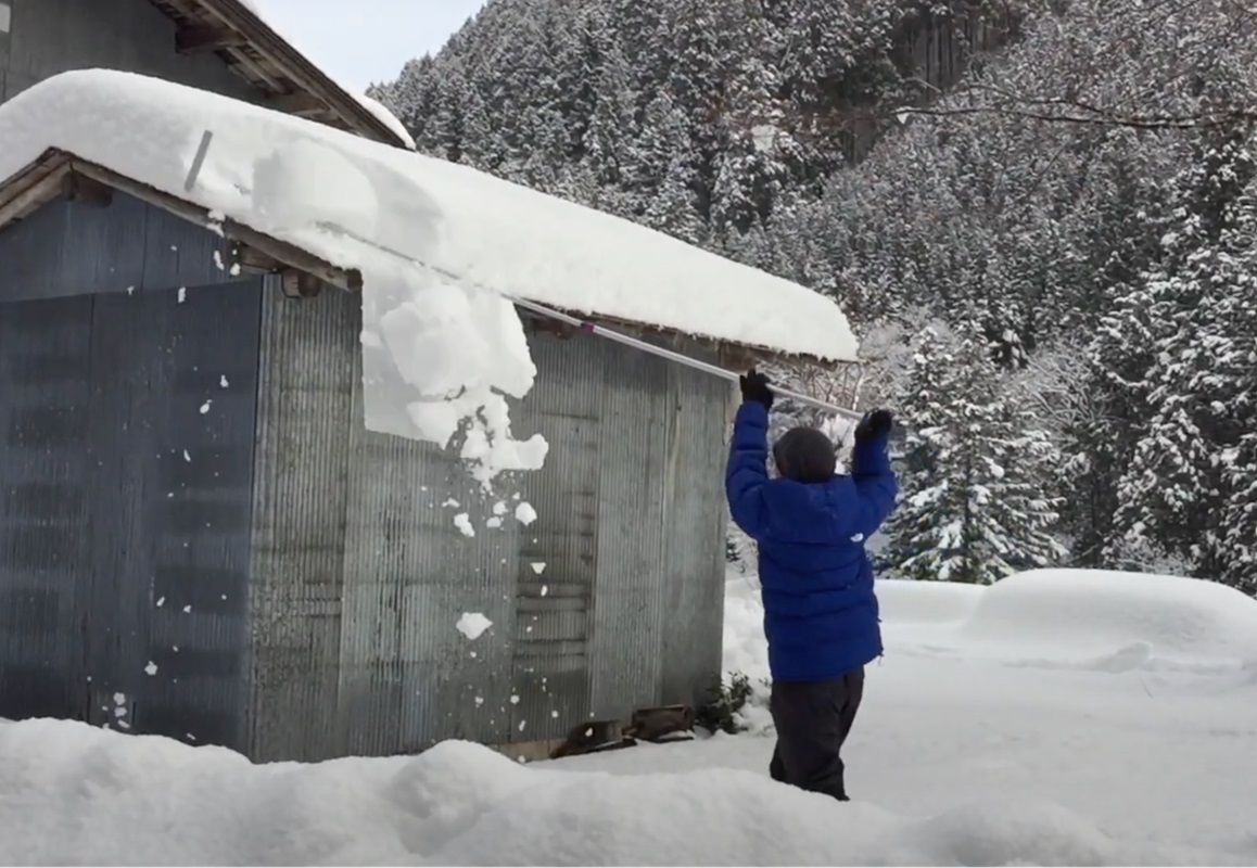 朝に数分で屋根の雪を片付けられる