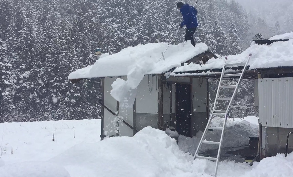 硬く固まった雪には不向きで、あくまで「日常的にこまめに落とす」スタイルを推奨