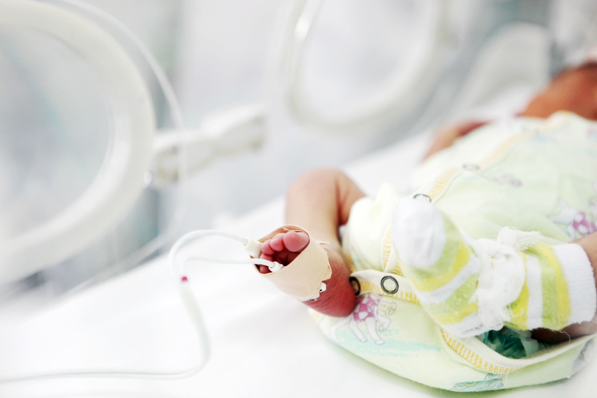 NICUの赤ちゃん(写真:アフロ)