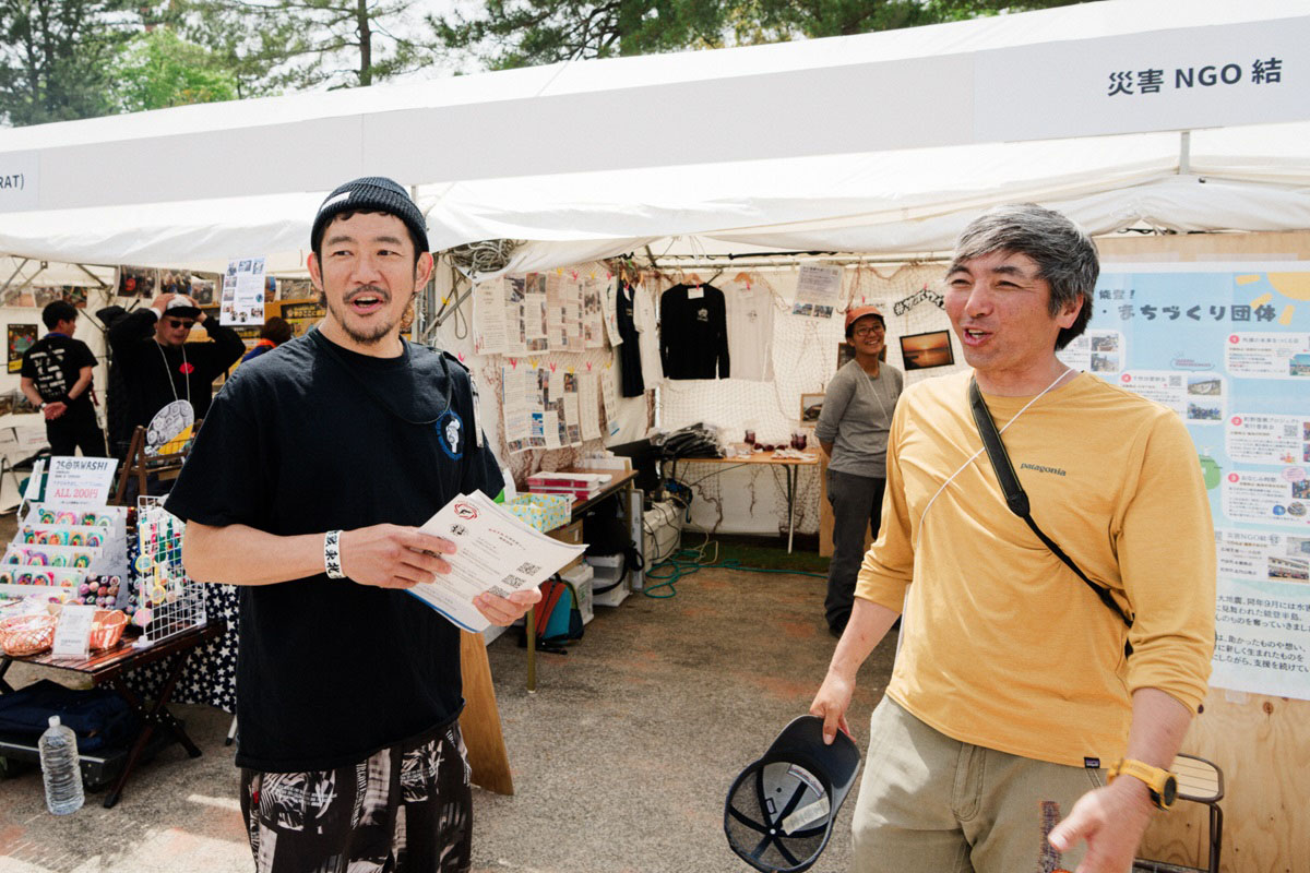 イベント当日、結のブースを訪れ、前原さんと談笑するTOSHI-LOWさん