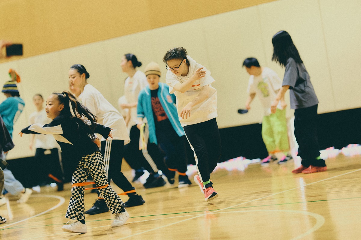 ステップリミットでは、オレンジやグリーンのゴムチューブを足に付けて踊りを体験した