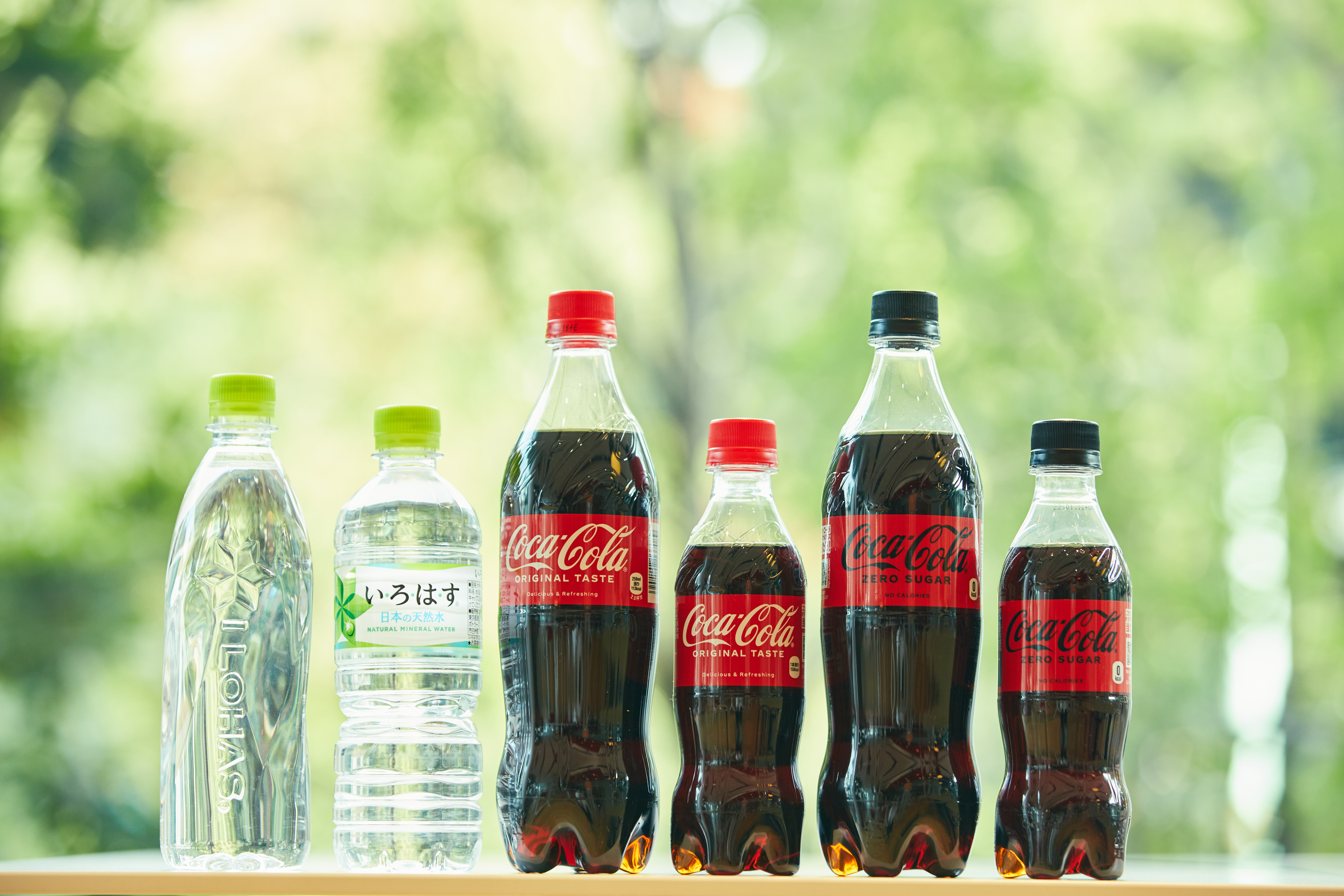 ペットボトルに入ったい・ろ・は・すとコカ·コーラ